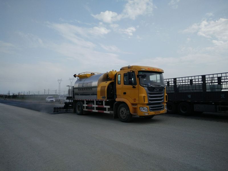 沥青洒布车型号0845，，松科高速白城施工